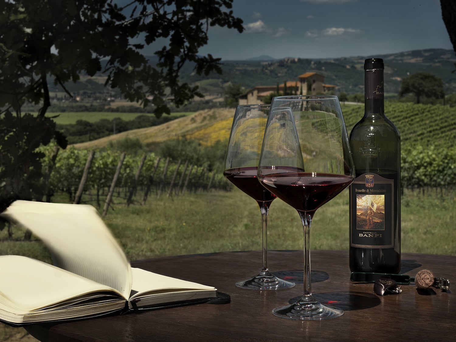 Banfi Brunello di Montalicino mit 2 Gläsern auf Tisch