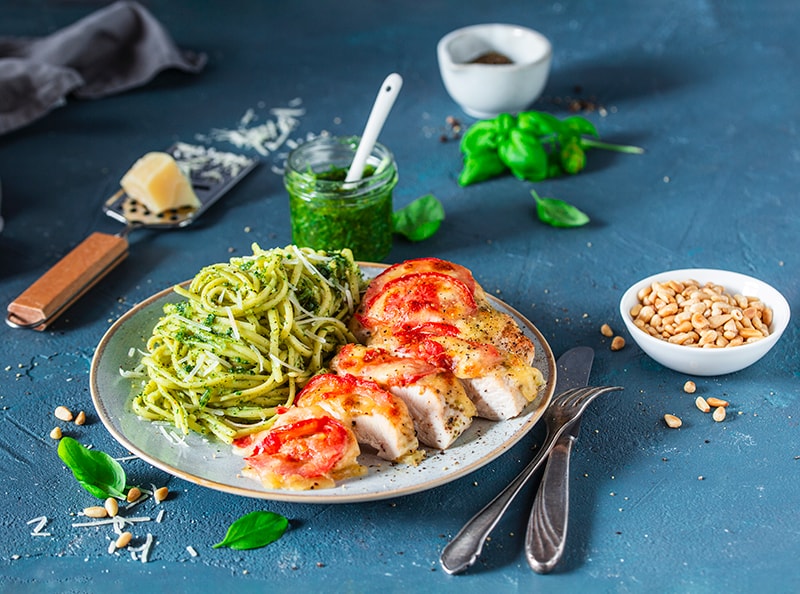 linguine_mit_pesto_u_ueberbackenem_tomate-mozzarella-haehnchen-quer_ag_klein