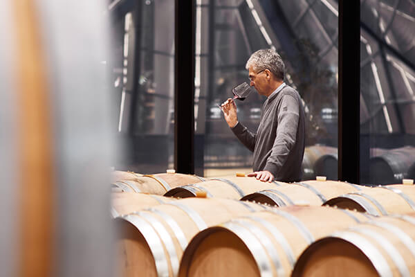 Kellerei Bozen Önologe Stephan Filippi riecht an Wein