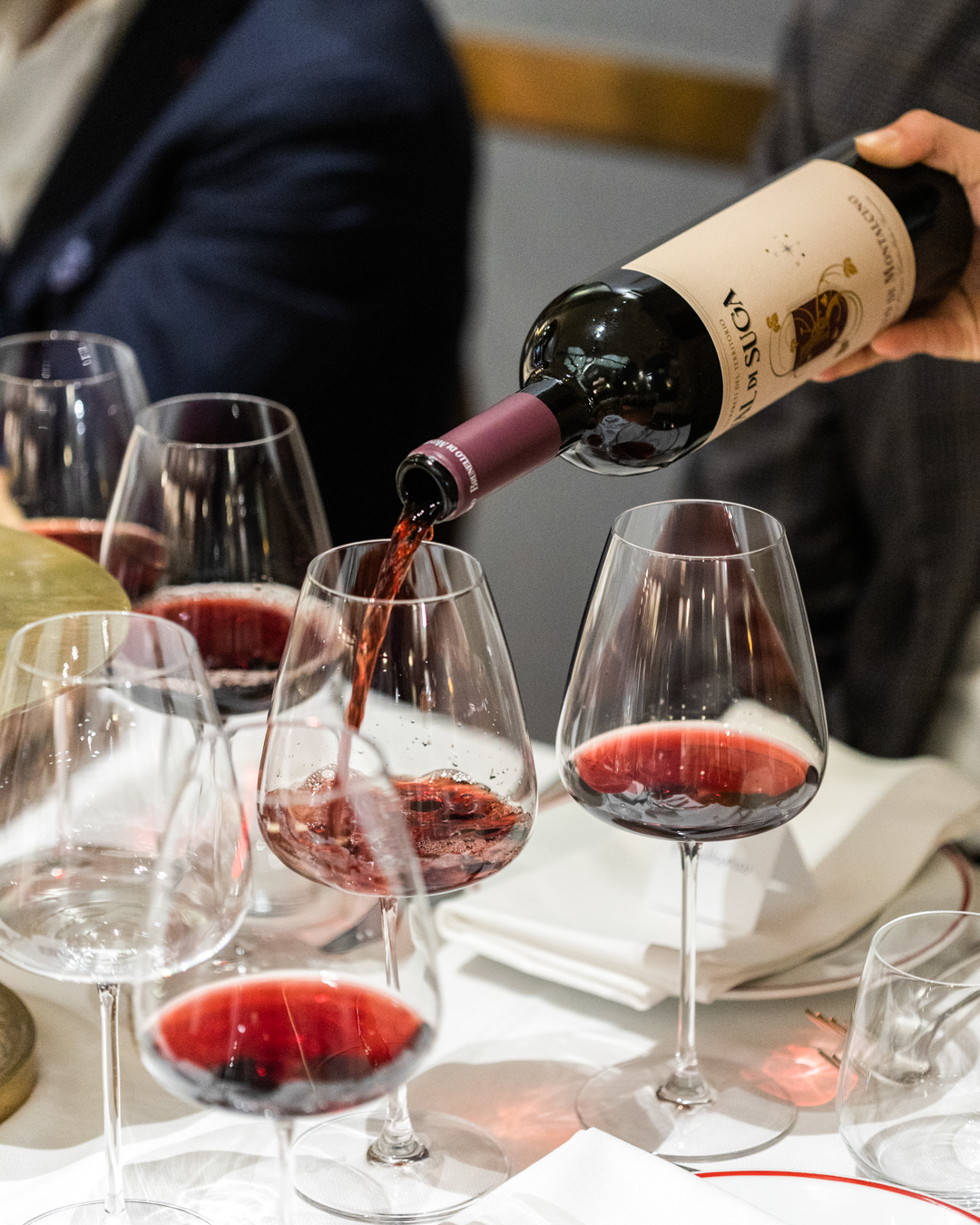 Tisch mit Weingläsern und Val di Suga Brunello