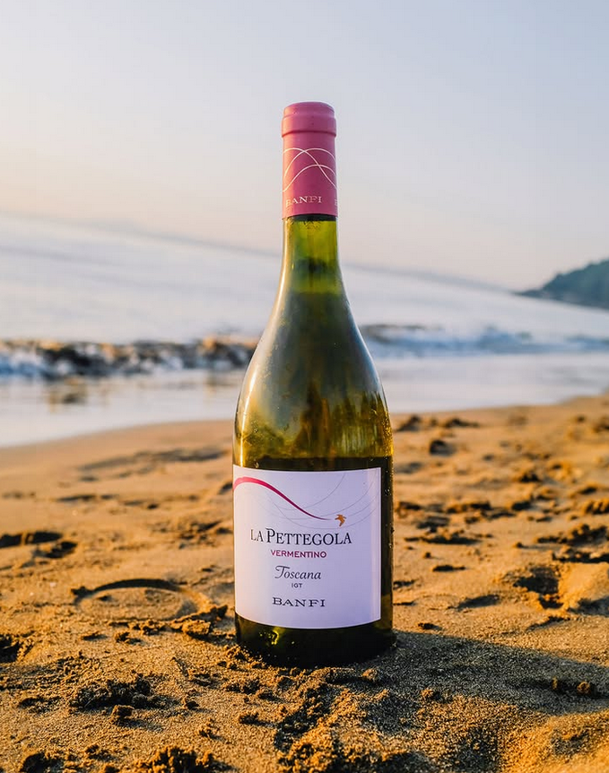 Banfi La Pettegola Vermentino Flasche steht am Strand