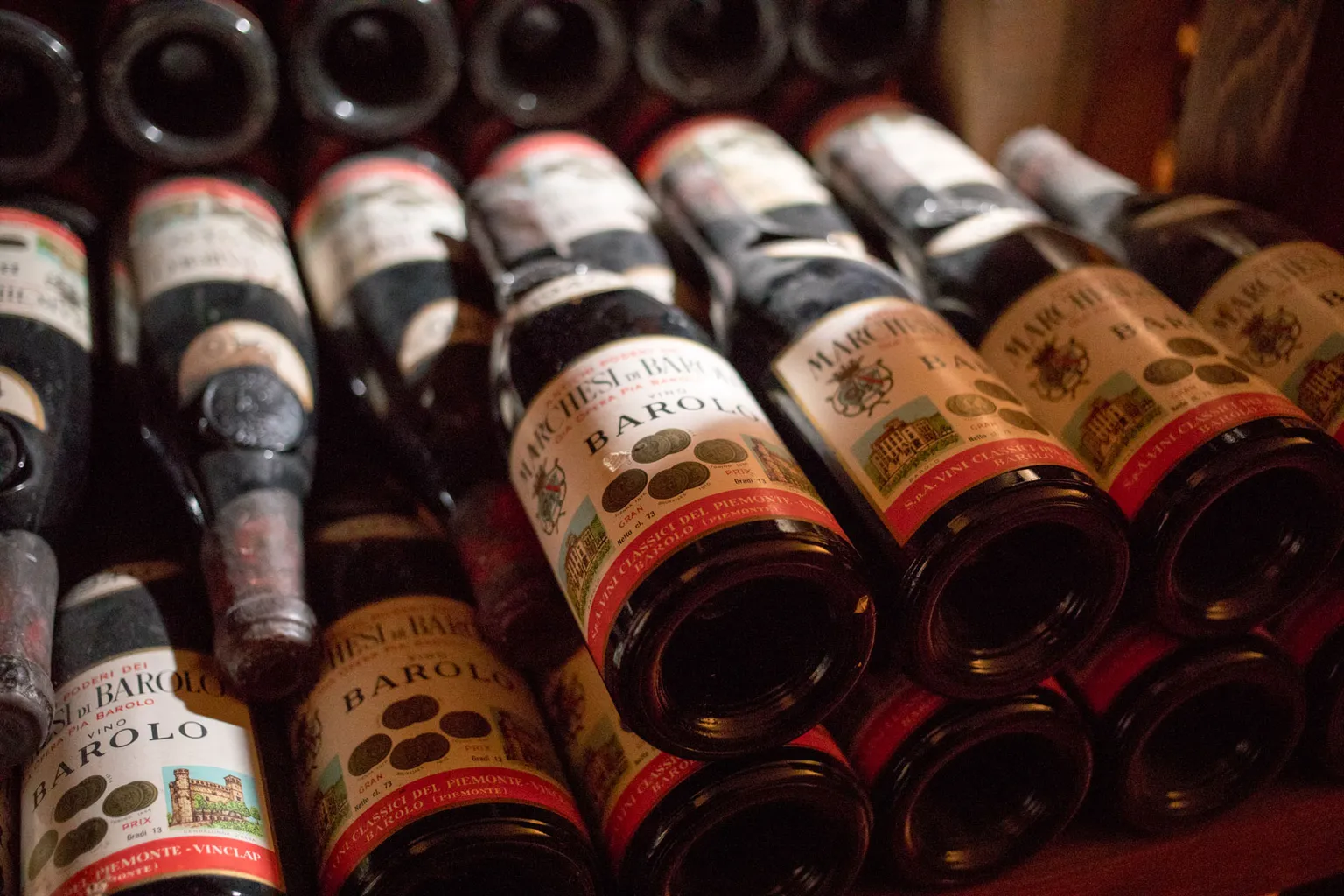 Liegende Marchesi di Barolo Flaschen im Weinkeller