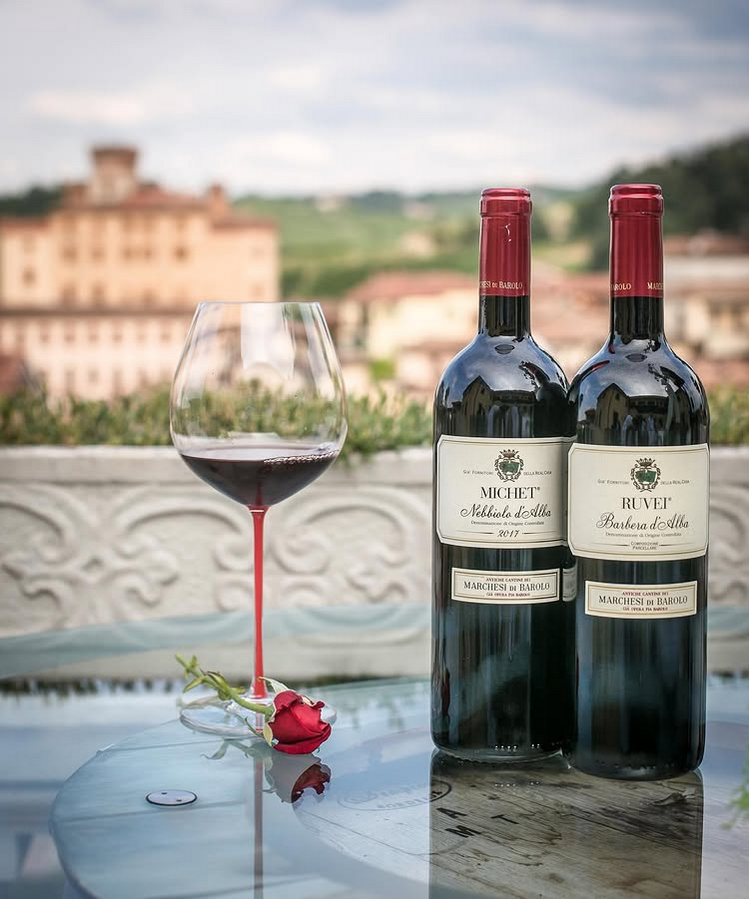2 Flaschen von Marchesi di Barolo neben Riedel Weinglas auf Tisch