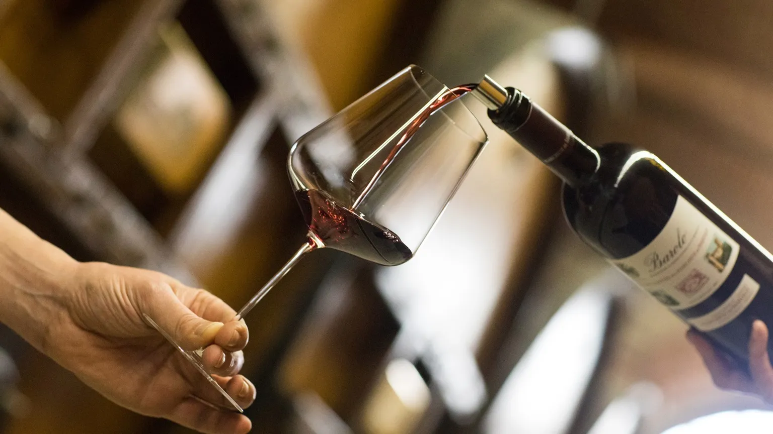 Barolo wird in Weinglas gefüllt
