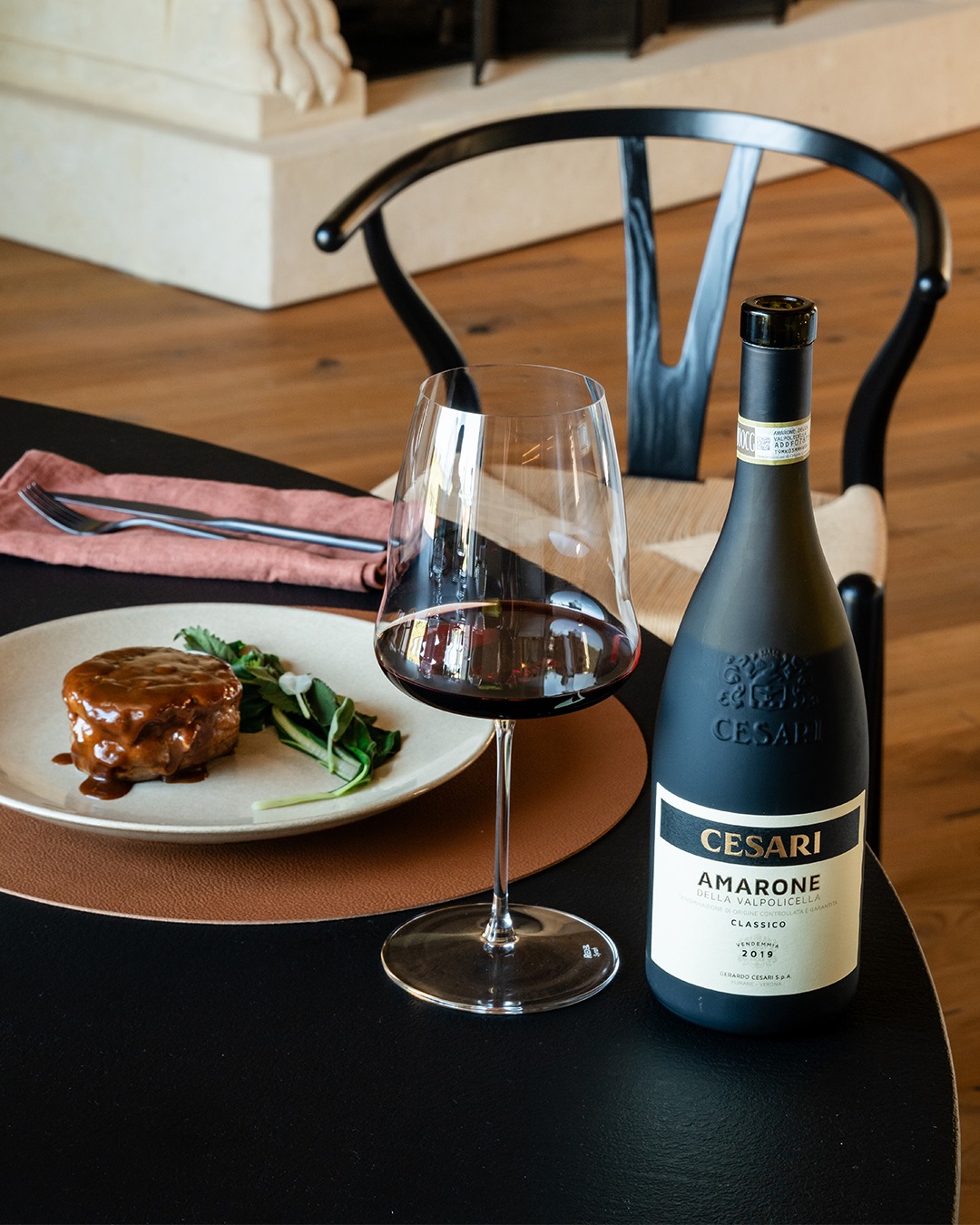 Gedeckter Tisch mit Salisbury Steak auf Teller und Cesari Amarone Della Valpolicella Classico