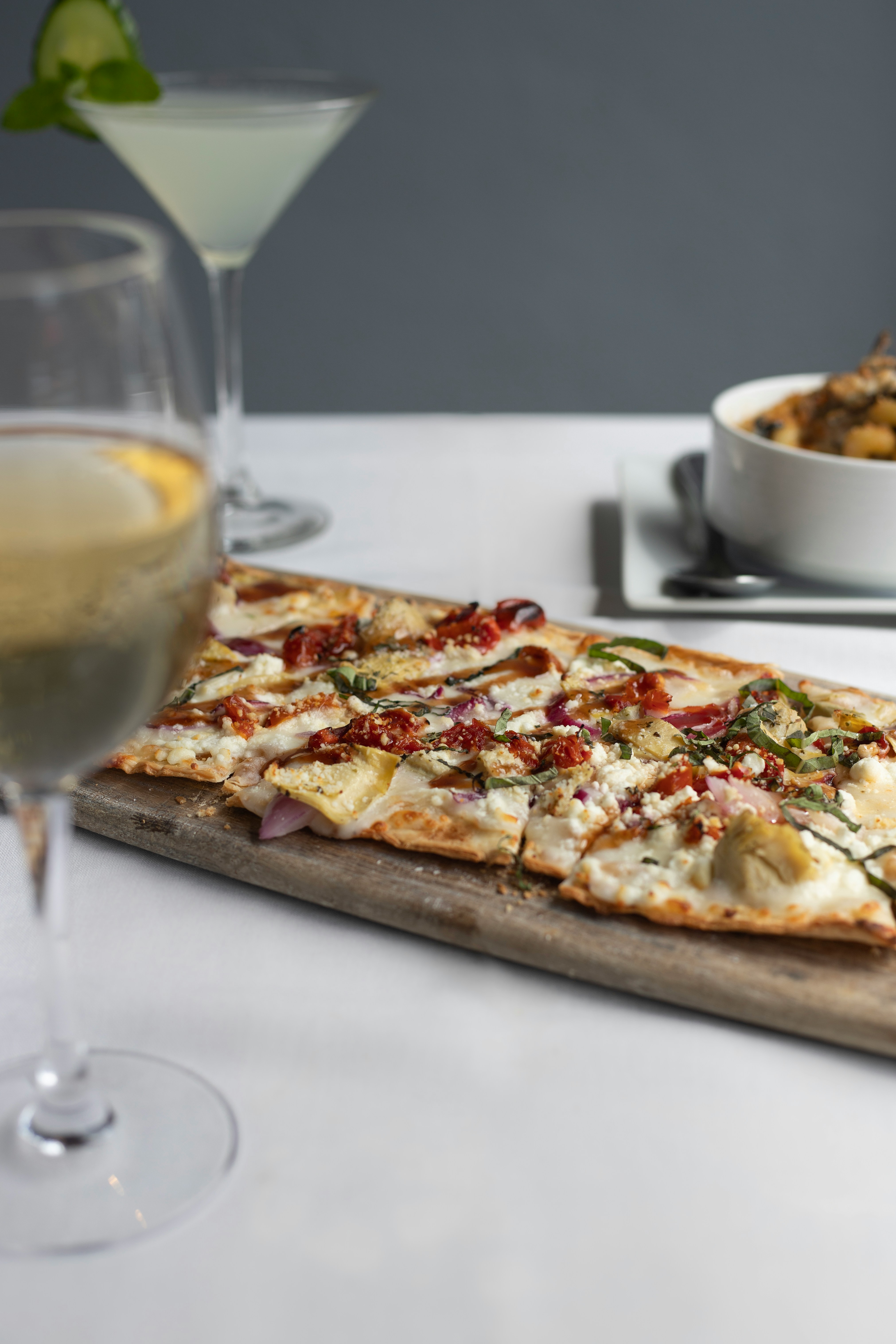 Pizza Bianca auf Holzbrett