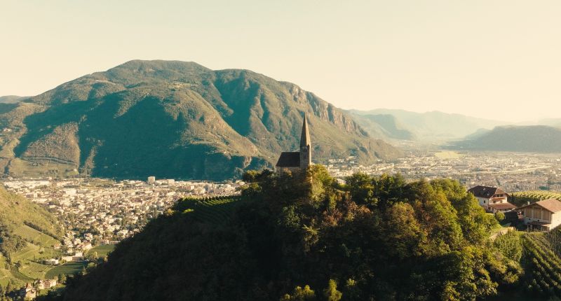 Hügel in Bozen mit Kirche